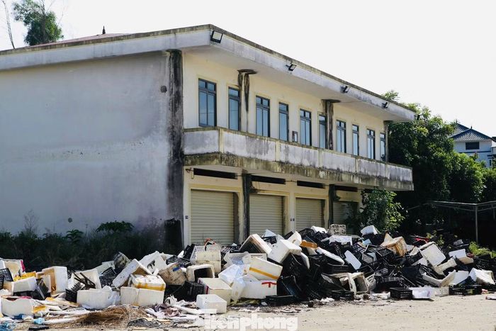 Sau hơn 7 năm vận hành, việc thu hút tiểu thương và người mua, khai thác hiệu quả gần 100 ki-ốt còn bỏ trống đang là bài toán đặt ra với chợ Bình Hương. Trong ảnh nhiều khu vực rác chất đống khiến khu chợ trở nên nhếch nhác.