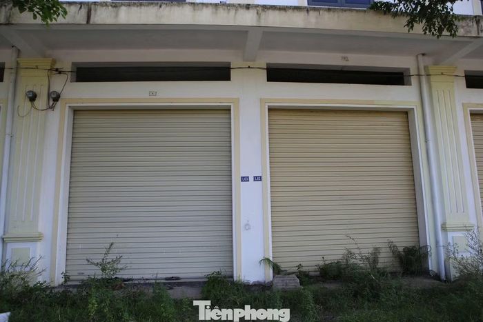 Tuy nhiên, ghi nhận tại khu chợ cho thấy nhiều dãy ki-ốt vẫn cửa đóng then cài. Một số vị trí treo biển cho thuê nhưng chưa có người kinh doanh.