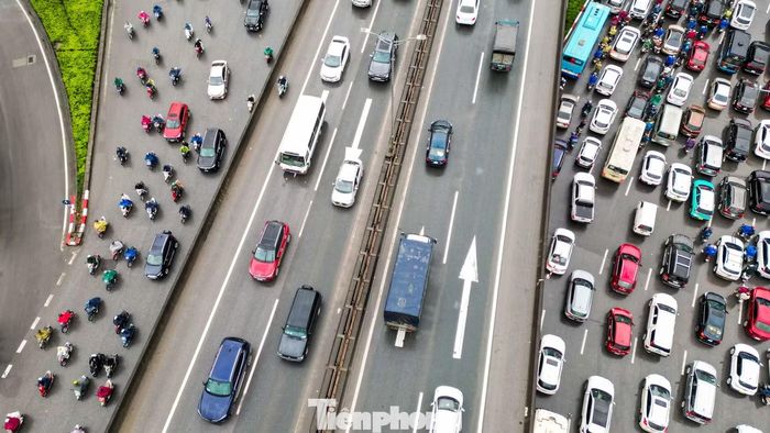 Ngày 16/9, Cục Cảnh sát giao thông (Cục CSGT, Bộ Công an) cho biết đã đề nghị Sở Xây dựng Hà Nội nghiên cứu điều chỉnh tổ chức giao thông theo hướng giữ 3 làn xe chạy mỗi chiều, không bố trí làn dừng xe khẩn cấp; đồng thời hạ tốc độ khai thác, bảo đảm đồng tốc trên toàn tuyến vành đai 3 trên cao.