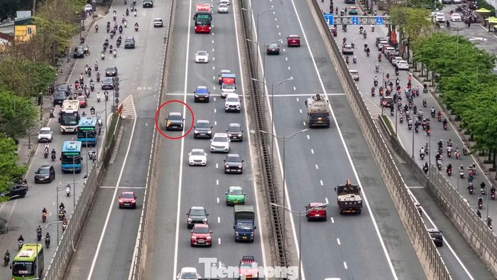 Một tài xế thường xuyên đi Vành đai 3 cho biết khi đường đông, xe gặp sự cố giữa làn chạy có thể khiến các phương tiện phía sau phải giảm tốc hoặc chuyển làn để tránh.
