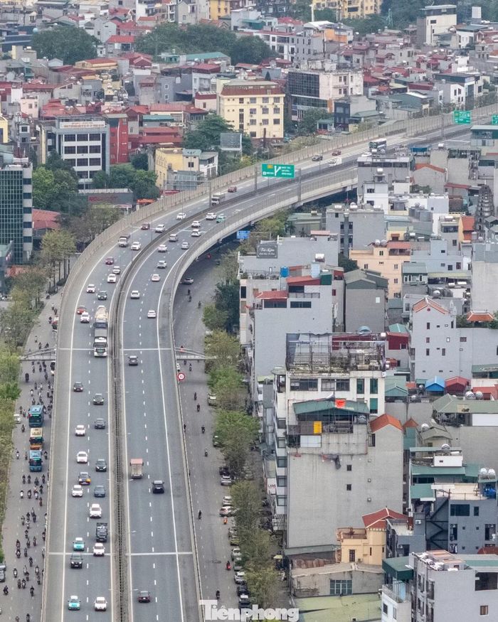 Hiện mỗi chiều đường tổ chức hai làn xe chạy và một làn dừng khẩn cấp, tốc độ tối đa 60-80 km/h tùy đoạn.