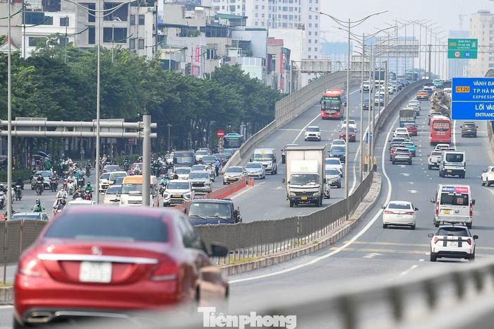 Phương án bỏ làn khẩn cấp đang được đánh giá về tổ chức giao thông và an toàn trên toàn tuyến.