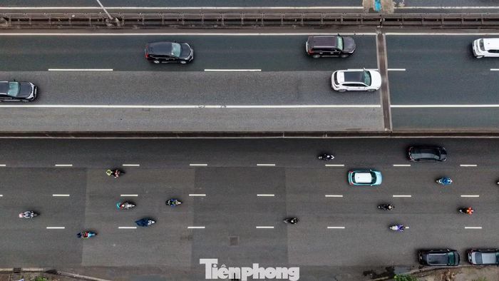 Với đoạn Mai Dịch - Nam Thăng Long, mỗi làn xe cơ giới rộng 3,75 m, làn dừng khẩn cấp rộng 2,5 m, dải an toàn phía trong rộng 0,75 m.