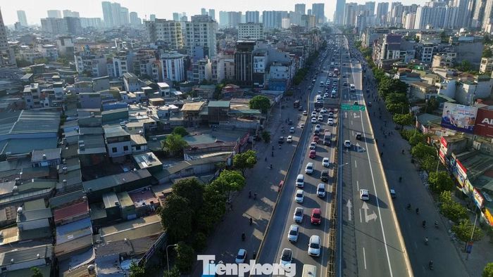 Vành đai 3 là tuyến giao thông huyết mạch của Thủ đô Hà Nội, dành riêng cho ôtô di chuyển với tốc độ cao, kết nối trực tiếp từ cầu Thăng Long đến cầu Thanh Trì. Đây là tuyến cao tốc trên cao đầu tiên của Hà Nội giúp phân luồng phương tiện đi liên tỉnh mà không bị xung đột với đường đô thị phía dưới.