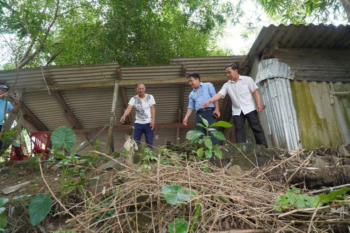 Dọc bờ sông, nhiều hộ dân tự trồng tre, cây xanh, đổ đất, xếp đá để chống sạt lở. Tuy nhiên, sau mỗi mùa mưa lũ, bờ sông vẫn tiếp tục bị bào mòn.