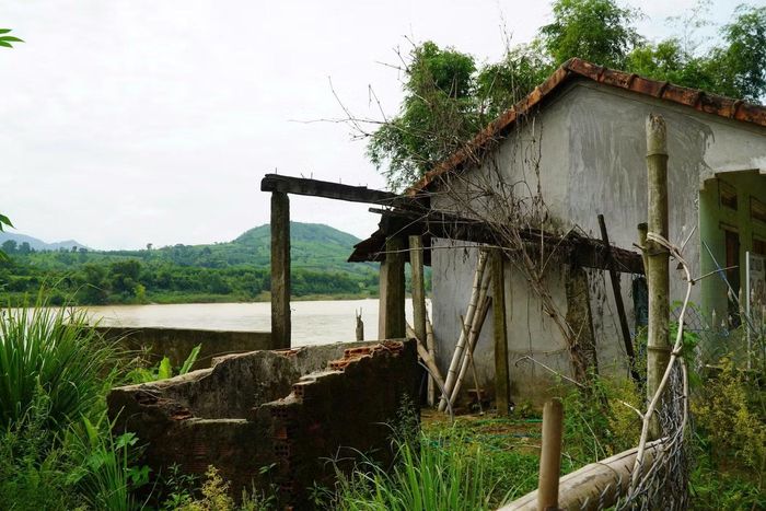 Công trình chăn nuôi của một số hộ bị sụp đổ, hư hỏng, phải bỏ hoang.