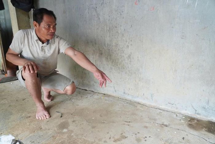 Nhà anh Đinh Văn Sơn xuất hiện tình trạng nền bị đứt gãy.