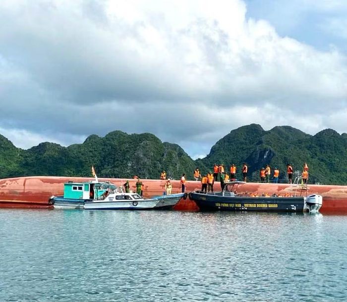 Lực lượng chức năng tiến hành công tác cứu hộ tàu HP-4914 bị lật úp trên biển Vân Đồn.
