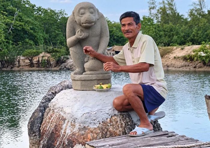 Ông Dương Đình Lục và tượng thần khỉ Hanuman.