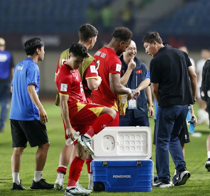 HLV Kim Sang-sik đang gặp nhiều khó khăn về nhân sự do các trụ cột vắng mặt vì chấn thương (ảnh Hữu Phạm)