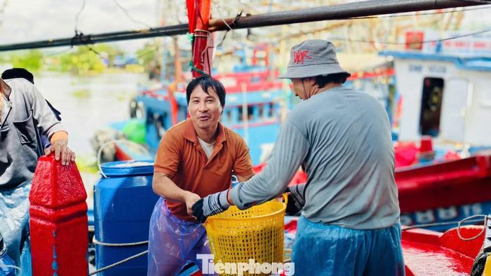 Anh Lua cho biết tàu hành nghề pha xúc, chủ yếu khai thác cá cơm nên thường xuyên di chuyển theo các luồng nước để tìm cá. Có thời điểm tàu hoạt động ở Kiên Giang, Côn Đảo, vùng biển miền Trung hoặc ra phía Bắc.