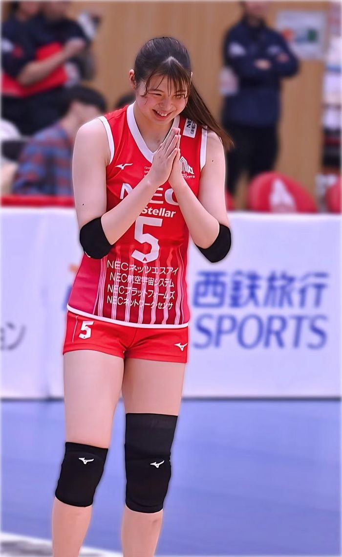 Yamada Nichika gây ấn tượng với chiều cao 1,84 m và gương mặt dễ thương.