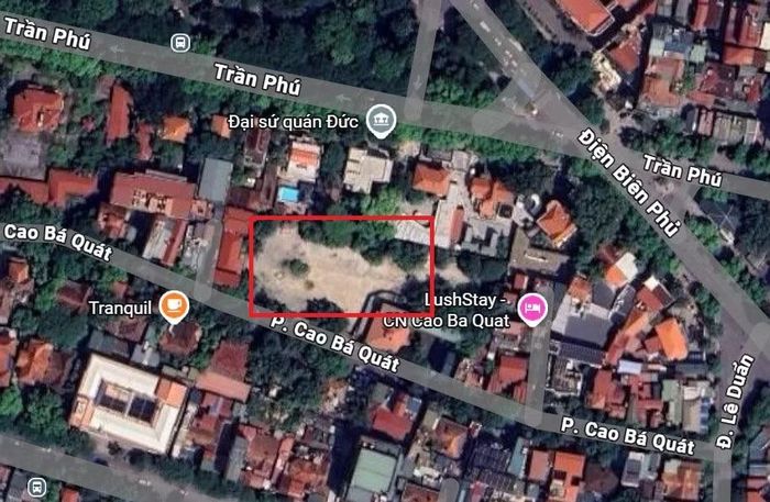 Khu "đất vàng" 18 Cao Bá Quát (phường Ba Đình) có vị trí đắc địa nhưng bỏ hoang nhiều năm nay. Ảnh chụp màn hình.