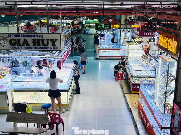 Loạt tiệm vàng, kim cương ở chợ An Đông đã thắp đèn sáng trưng, nhưng người bán nhiều hơn người mua.
