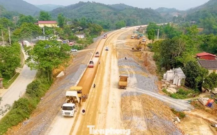 Thi công tại cao tốc Đồng Đăng - Trà Lĩnh.