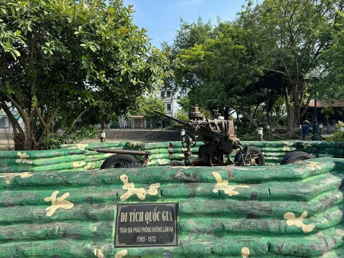 Trận địa pháo phòng không Lam Hạ được phục dựng lại tại Đền thờ 10 liệt sĩ nữ dân quân Lam Hạ, cũng là nơi diễn ra trận đánh ác liệt vào ngày 1/10/1966. Nguồn: Cổng Thông tin tỉnh Ninh Bình