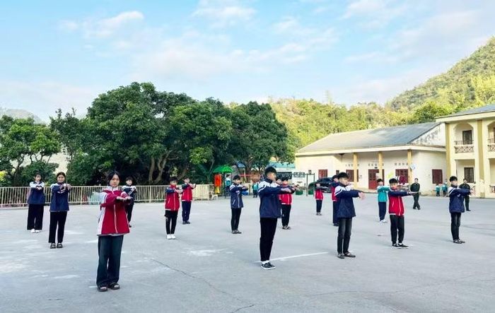 Mỗi sáng các con đều được cán bộ huấn luyện sức khỏe.