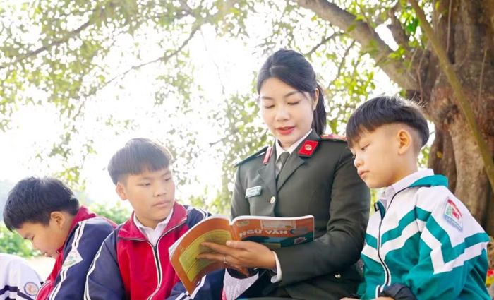 Ở “Ngôi nhà chung”, các em được cán bộ, chiến sĩ chăm sóc, động viên giúp các em phát triển cả về thể chất lẫn tinh thần.