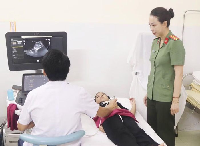 Khám sức khỏe định kỳ cho các con.