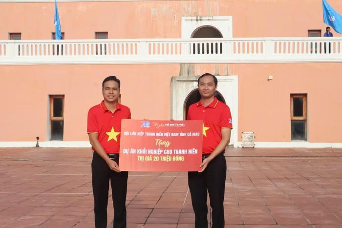 Hội LHTN Việt Nam tỉnh Cà Mau trao tặng Hội LHTN Việt Nam xã Đất Mũi dự án khởi nghiệp cho thanh niên trị giá 20 triệu đồng.