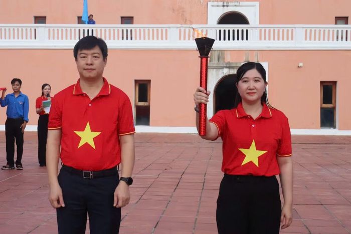 Anh Lê Hải Long - Ủy viên Ban Thường vụ Trung ương Đoàn, Phó Chủ tịch Thường trực Trung ương Hội LHTN Việt Nam, trao đuốc cho chị Nguyễn Thị Thúy Duy - Phó Bí thư Tỉnh Đoàn, Chủ tịch Hội LHTN Việt Nam tỉnh Cà Mau.