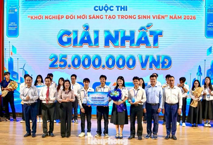 Nhóm dự án Ecostriker của Trường Đại học Sư phạm Kỹ thuật xuất sắc giành giải Nhất cuộc thi.