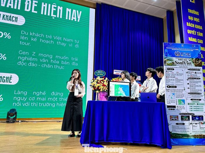 Các đội thi trình bày dự án tại vòng chung kết.