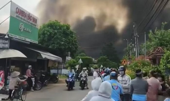 Hiện trường vụ cháy xưởng gỗ, cột khói cao hàng chục mét.