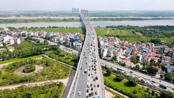 Ghi nhận từ ngày 24/9 đến nay, tình trạng phương tiện di chuyển chậm và dồn ứ kéo dài thường xuyên diễn ra trên cầu Nhật Tân cũng như các tuyến đường dẫn lên, xuống cầu.