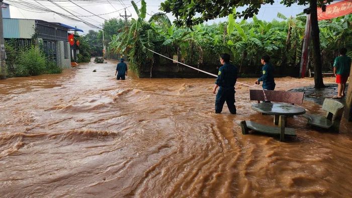 Nhiều ngày qua địa bàn TP. Đồng Nai mưa lớn gây ngập úng, ảnh hưởng hàng trăm hộ dân tại phường Phước Tân.
