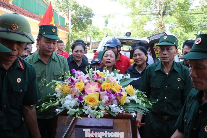 Bà Nguyễn Thị Thảo - con gái thứ hai của liệt sĩ Nguyễn Văn Tuấn - bật khóc khi đón hài cốt cha.