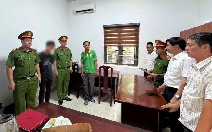 M.X.Đ (áo đen) tại cơ quan công an.