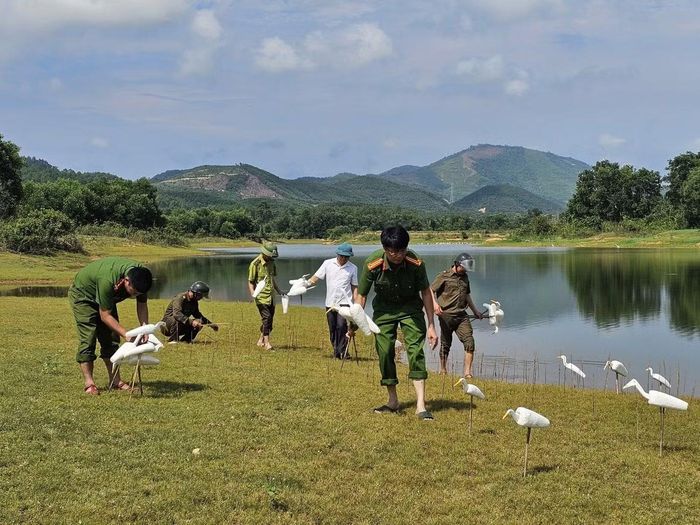 Bên cạnh xử lý dụng cụ bẫy bắt, lực lượng chức năng vận động người dân tự giác tháo dỡ lưới, bẫy, không săn bắt, mua bán chim hoang dã. Các hộ kinh doanh, nhà hàng cũng được tuyên truyền, vận động ký cam kết không kinh doanh, tiêu thụ chim trời trái quy định.