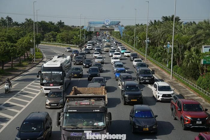 Tại một số thời điểm mật độ phương tiện tăng cao cả 2 chiều, dòng xe qua cầu phải giảm tốc, nối đuôi nhau di chuyển.