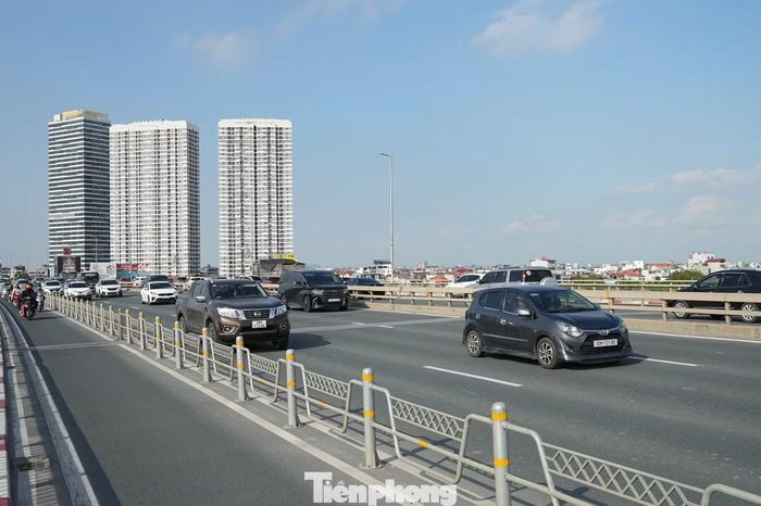 Sau khi các biển được tháo dỡ, dòng phương tiện di chuyển thông thoáng hơn, tình trạng ùn ứ trên cầu cũng giảm rõ rệt.