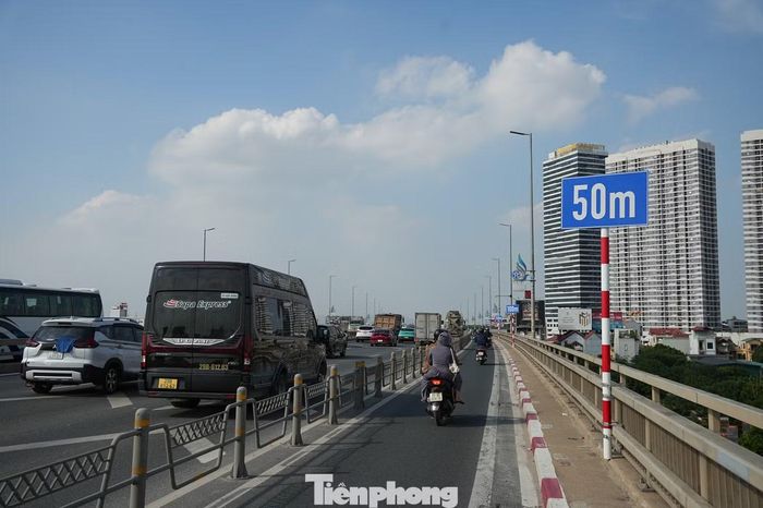 Nhiều tài xế cho biết việc giữ khoảng cách khó hơn khi mật độ xe lớn, tốc độ giữa các phương tiện không đồng đều.