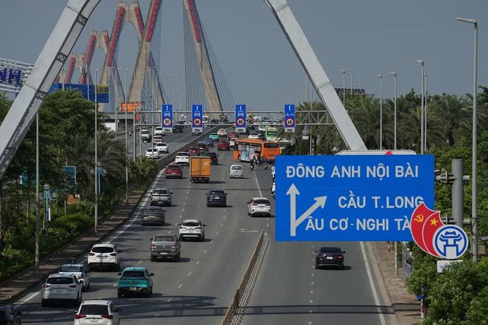 Theo Sở Xây dựng Hà Nội, các biển khoảng cách nhằm hỗ trợ tài xế ước lượng cự ly với phương tiện phía trước, không phải căn cứ để xử phạt. Lực lượng chức năng tiếp tục theo dõi, điều tiết giao thông và hoàn thiện hệ thống biển báo để bảo đảm an toàn trên toàn tuyến.