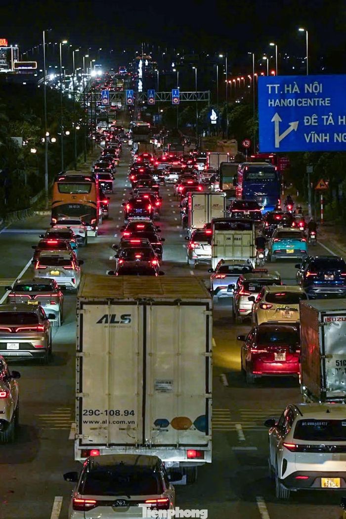 Trong ngày đầu áp dụng, lượng phương tiện qua cầu Nhật Tân có thời điểm tăng cao nhưng dòng xe vẫn duy trì di chuyển. Trước đó, chiều 26/9, khu vực đường Võ Chí Công hướng lên cầu từng xảy ra ùn ứ kéo dài (Hình ảnh ghi nhận lúc 15h và 20h ngày 26/9)