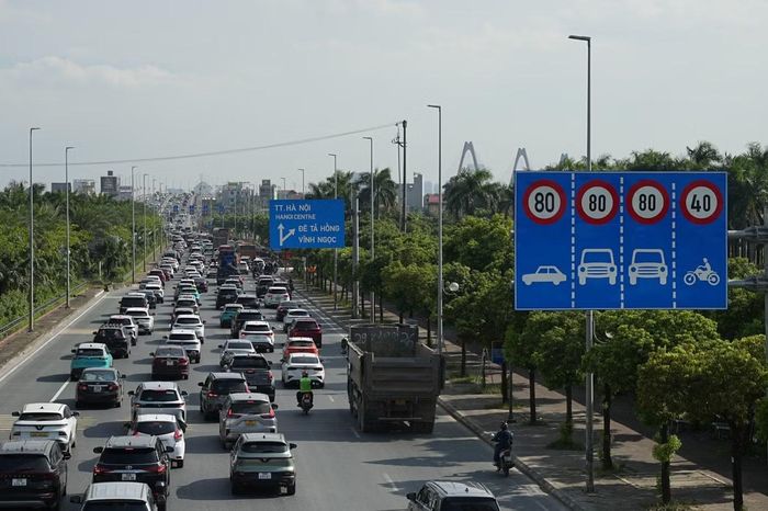 Sau điều chỉnh, cả ba làn ô tô trên cầu Nhật Tân có tốc độ tối đa 80 km/h. Phương án được thí điểm trong 6 tháng, từ ngày 27/9/2026 đến hết ngày 27/3/2027.