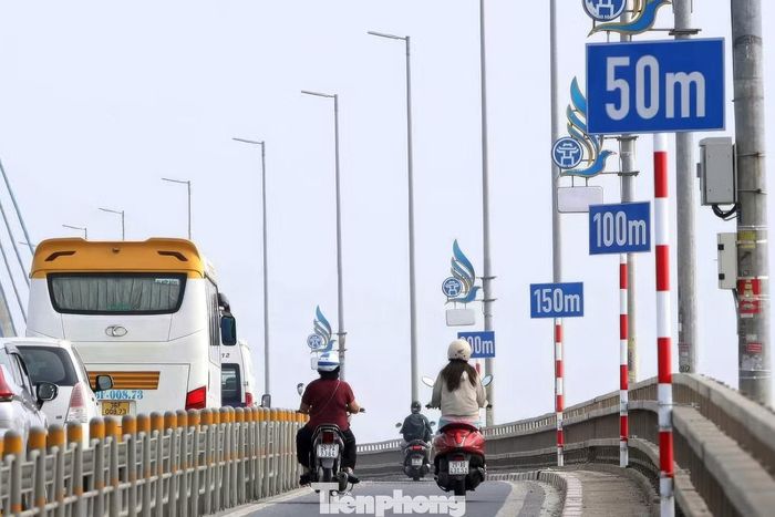 Cùng với điều chỉnh tốc độ, các mốc 0 m, 50 m, 100 m, 150 m và 200 m cùng vạch sơn tương ứng được bổ sung trên cầu, giúp tài xế ước lượng khoảng cách với phương tiện phía trước. Ảnh: Thanh Hà