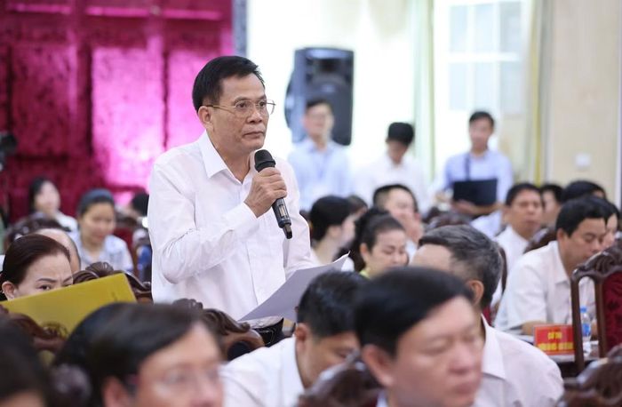 Cử tri nêu ý kiến tại hội nghị. Ảnh: Minh Châu.