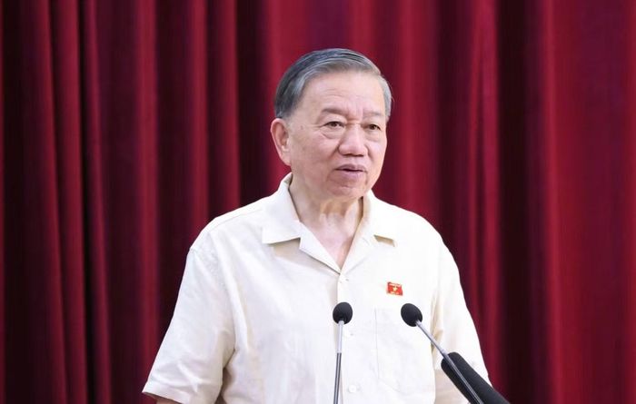 Tổng Bí thư, Chủ tịch nước Tô Lâm trao đổi với cử tri. Ảnh: Minh Châu.