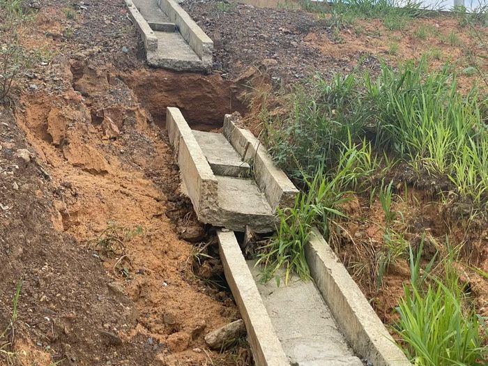 Các máng thoát nước, taluy trên cao tốc Biên Hòa - Vũng Tàu sạt lở, hư hại nghiêm trọng.