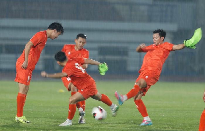 Các nhân tố chưa thi đấu nào trong trận ra quân với Philip nhiệt tình tranh chấp bóng.