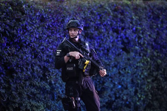 Cảnh sát vũ trang tại hiện trường. (Ảnh: Reuters)