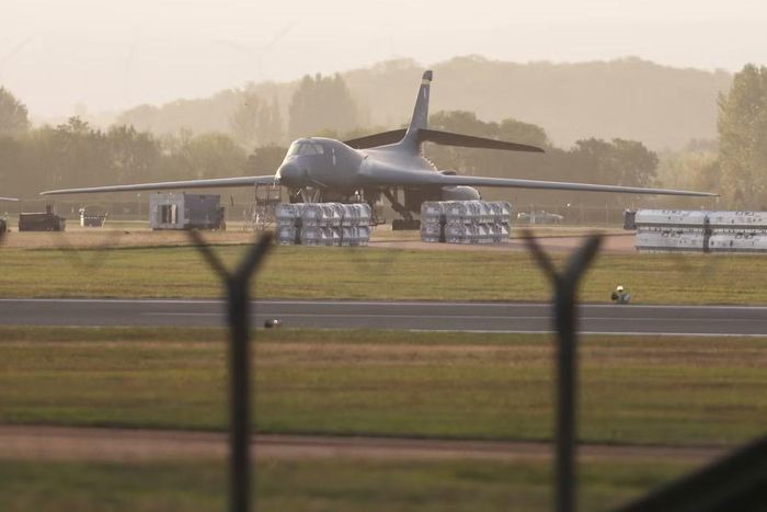 Máy bay ném bom B-1B Lancer đỗ tại căn cứ không quân RAF Fairford - nơi có sự hiện diện của nhân sự Không quân Mỹ - ở Fairford (Anh) ngày 27/9. (Ảnh: Reuters)
