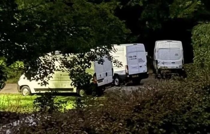 Những người đàn ông bị bắt và ba chiếc xe van màu trắng. (Ảnh: Daily Mail)