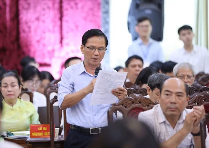 Cử tri phát biểu ý kiến tại hội nghị.