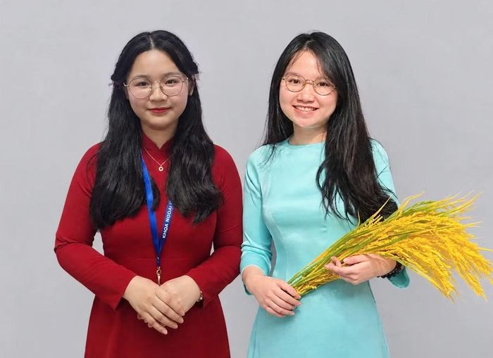 Hoàng Phạm Thanh Trúc (áo dài đỏ) và Phạm Kim Ngân.