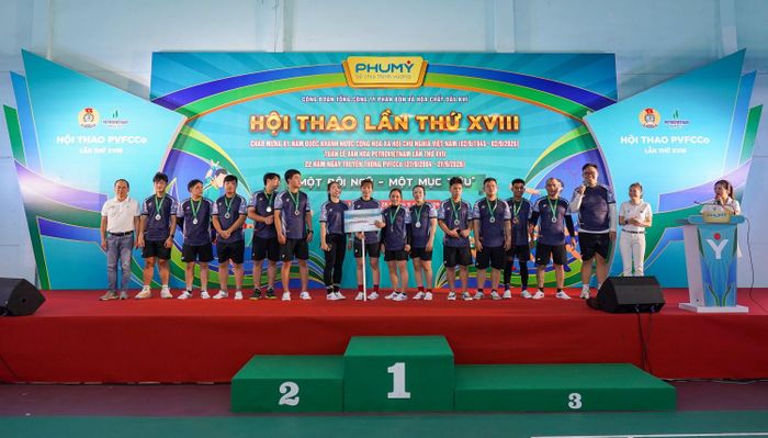 Các vận động viên được vinh danh tại lễ trao giải.
